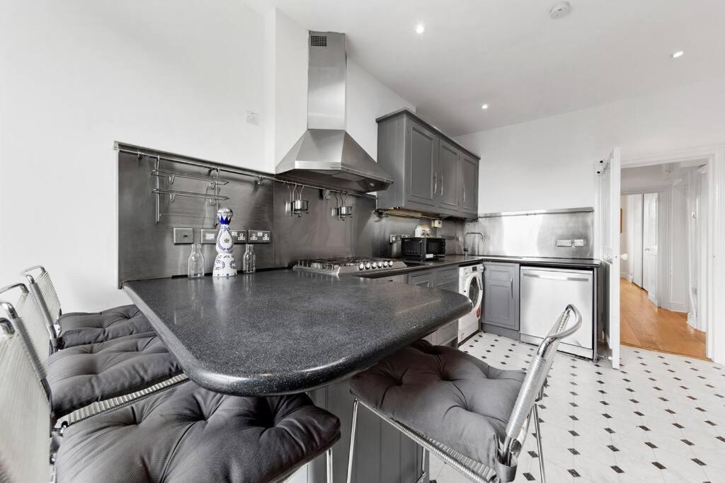 Spacious Sleep 11 With Terrace In Earls Court Ec99 Londres Exterior foto