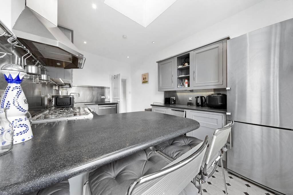 Spacious Sleep 11 With Terrace In Earls Court Ec99 Londres Exterior foto